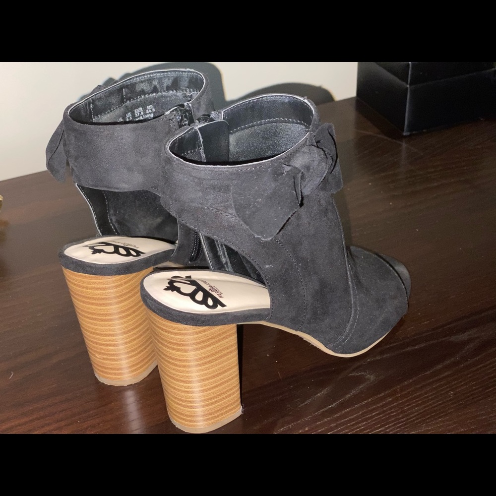 Sandals - Picture 2 of 4
